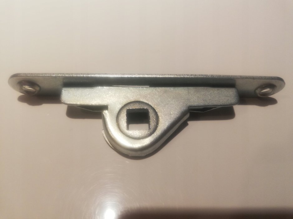 Самозакрывающаяся защелка с фиксатором из нержавеющей стали