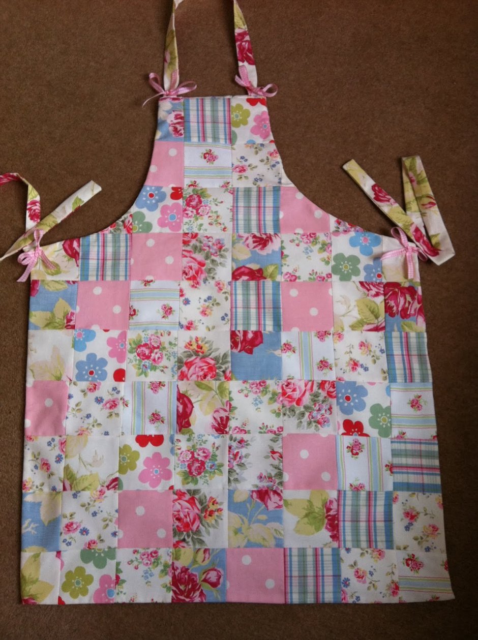 Светлая кухня с ярким фартуком