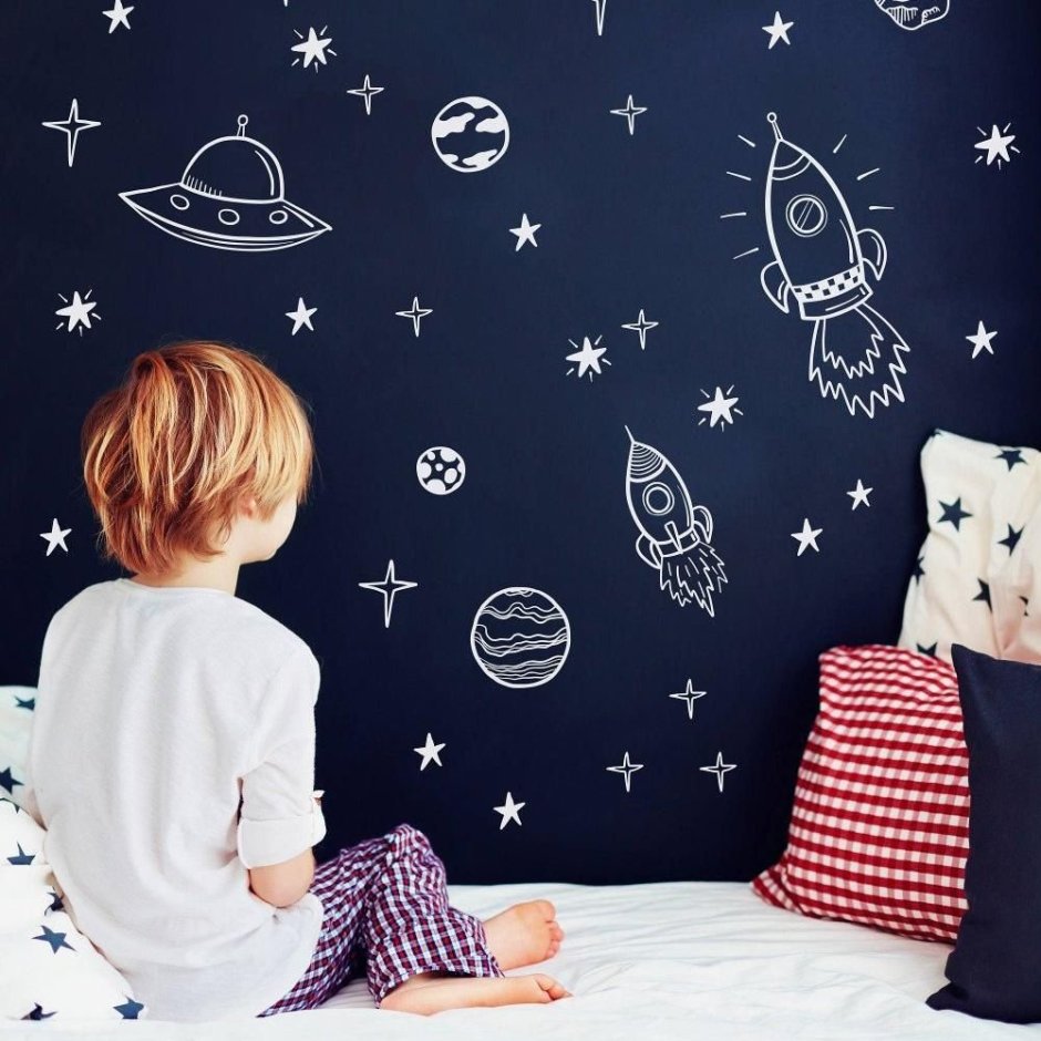 Планеты на стене в детской комнате