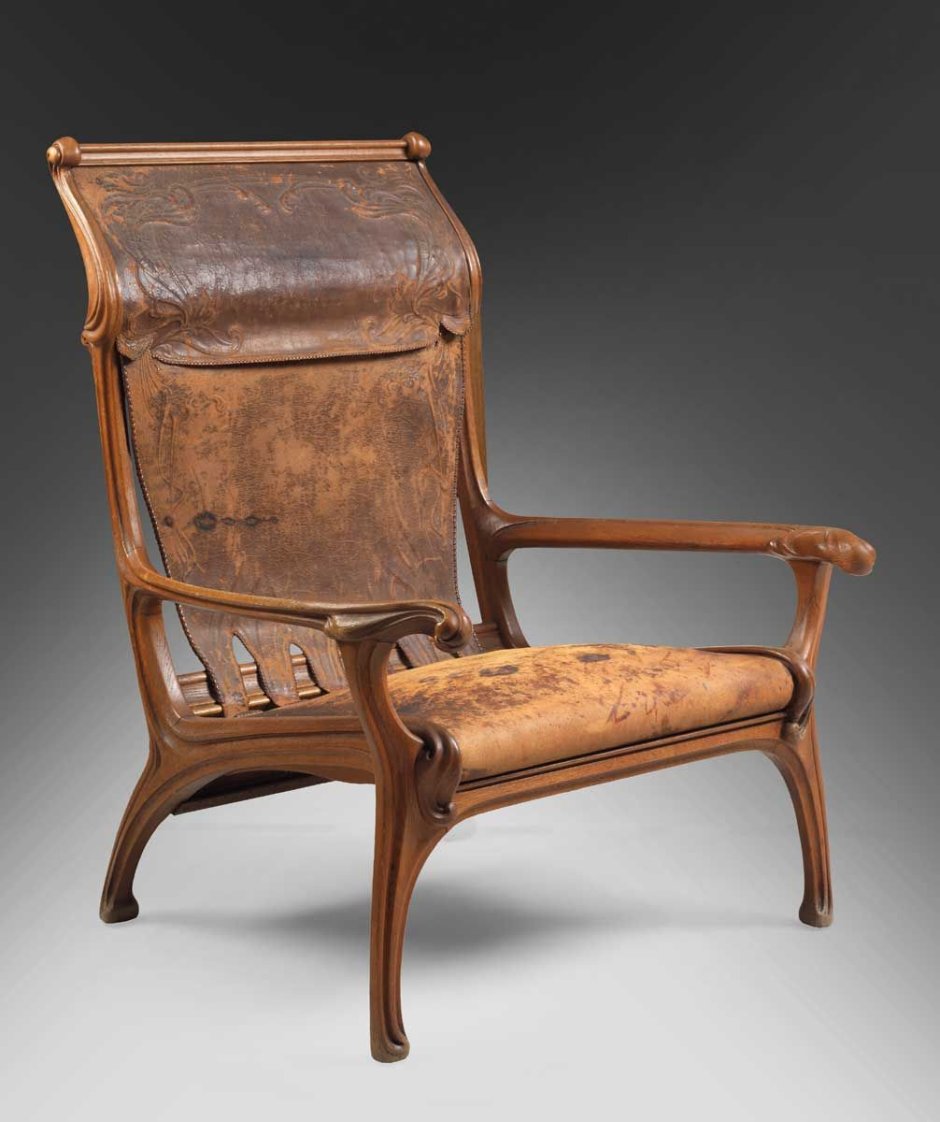 Старое кресло с деревянными подлокотниками