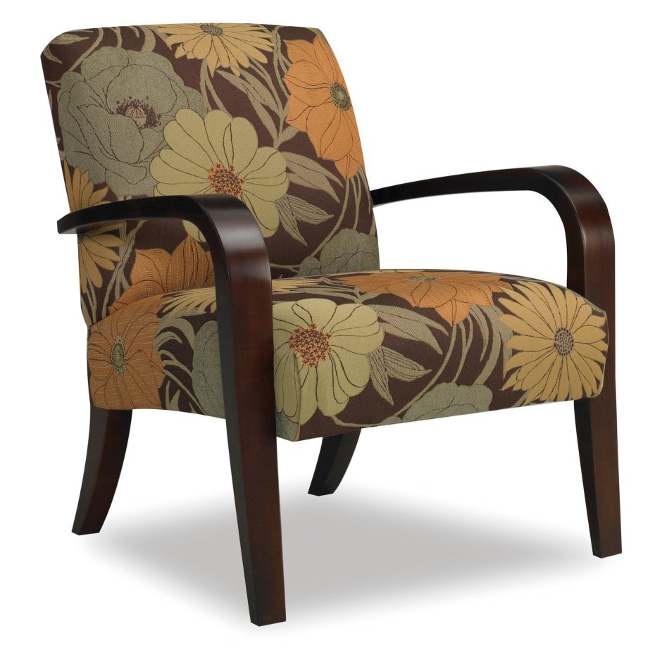 Мягкое кресло с деревянными подлокотниками