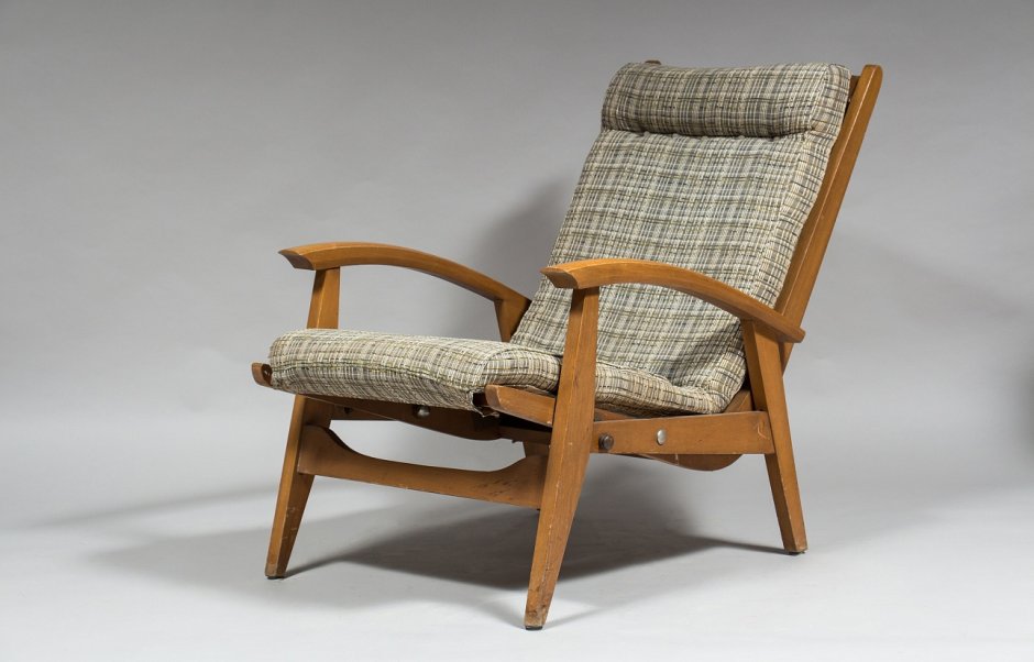 Кресло деревянное мягкое