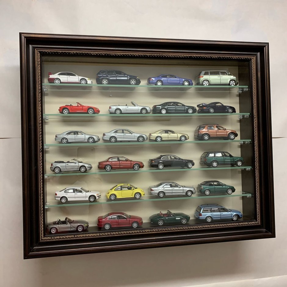 Стеклянный шкафчик для коллекции