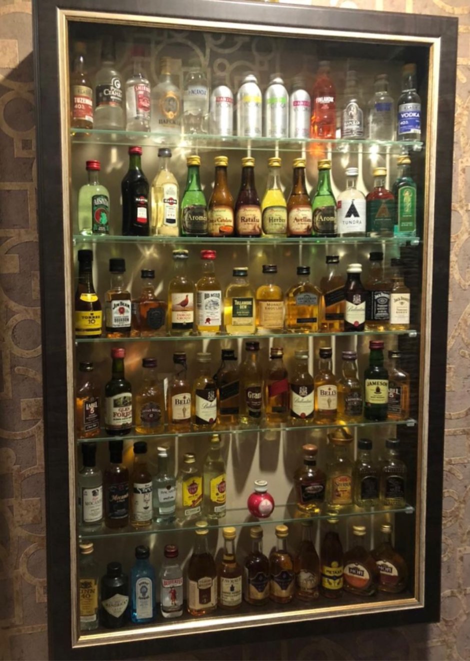 Полка для коллекции камней