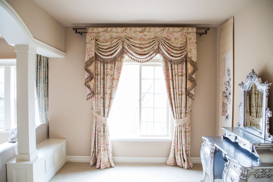 Ламбрекен на окно в спальню