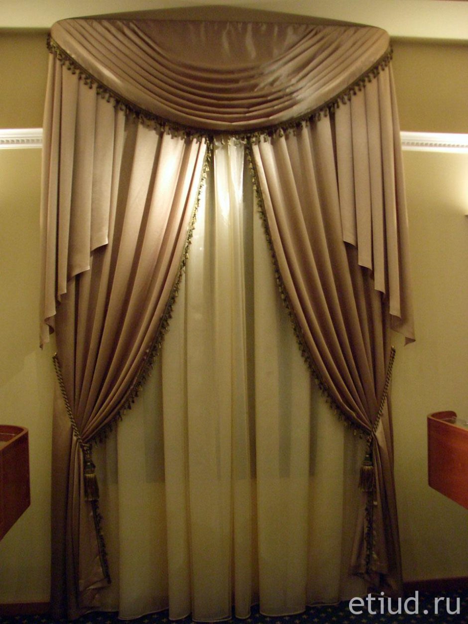Шторы с ламбрекеном на узкое окно
