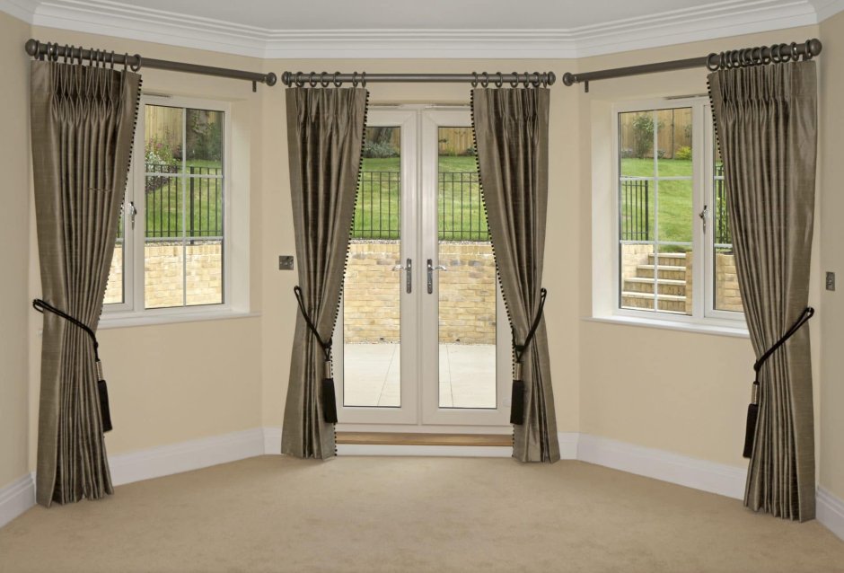Шторы на эркере с тремя окнами