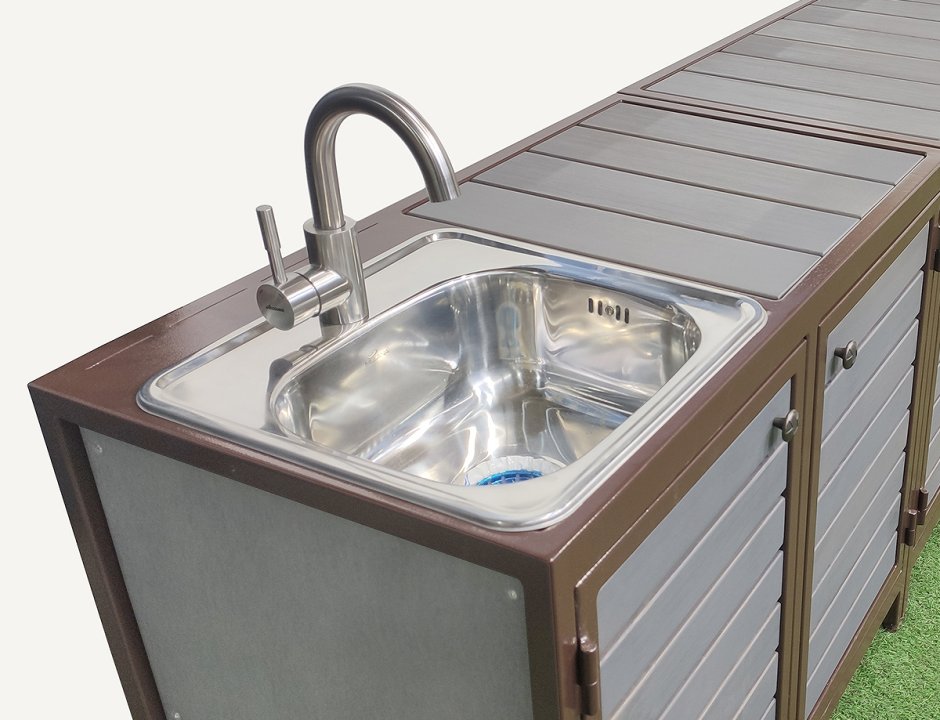 Летняя кухня с раковиной