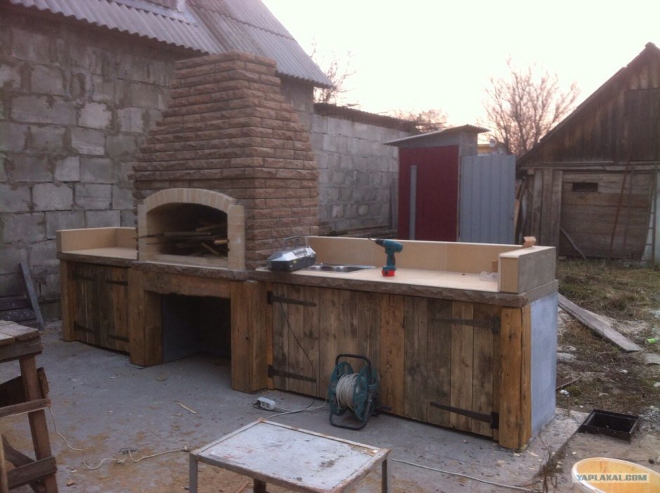 Деревянный шкафчик