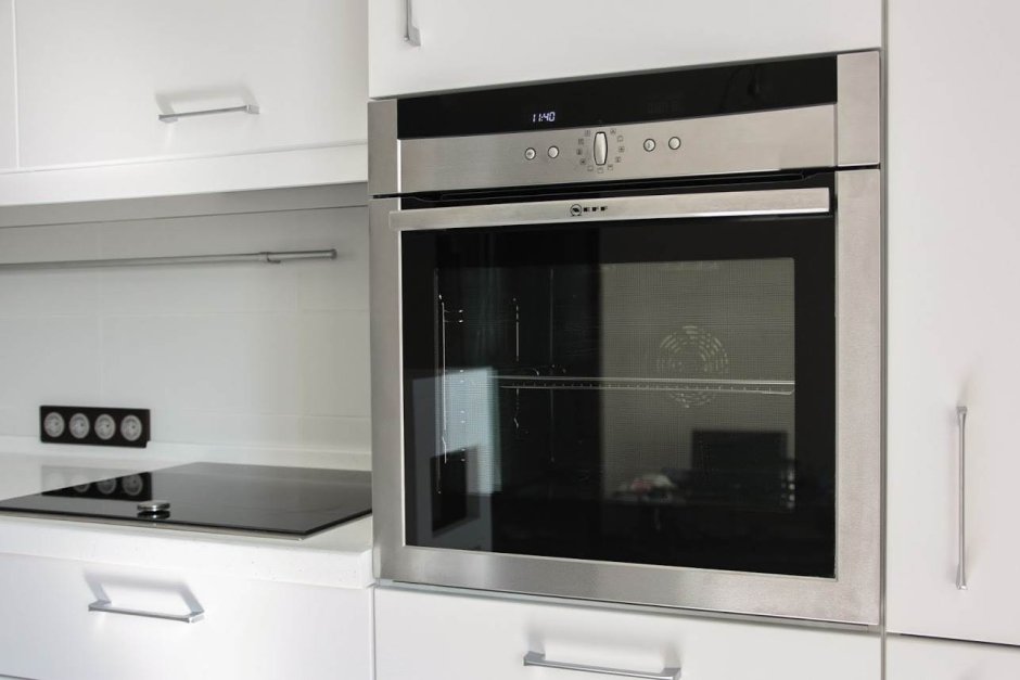 Духовой шкаф в белой кухне