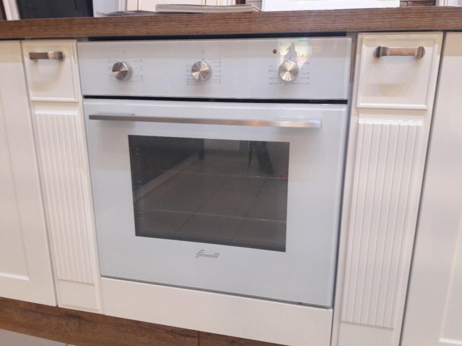 Белый духовой шкаф с золотой фурнитурой Bosch