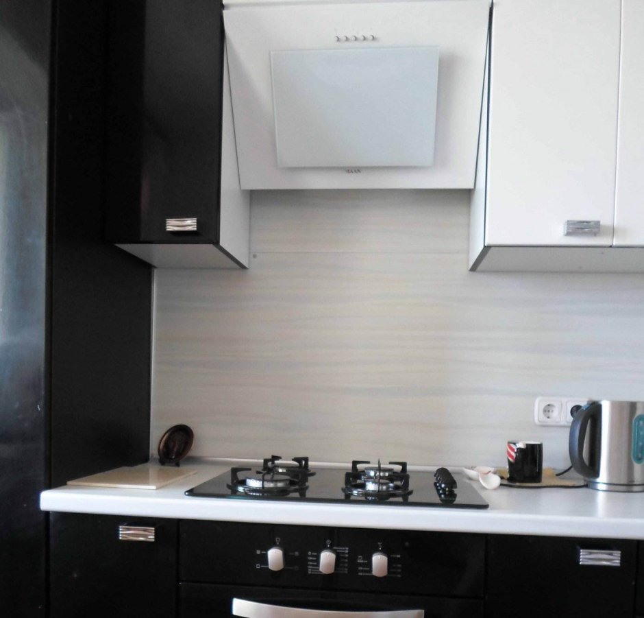 Черная плита белая вытяжка