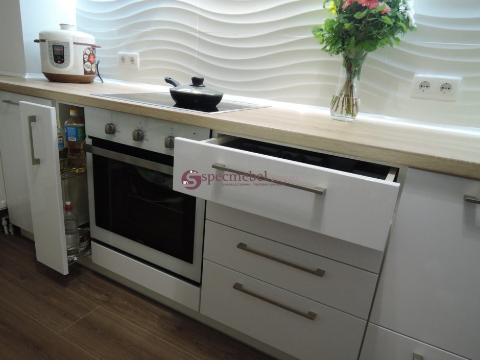 Кухня с белой духовкой