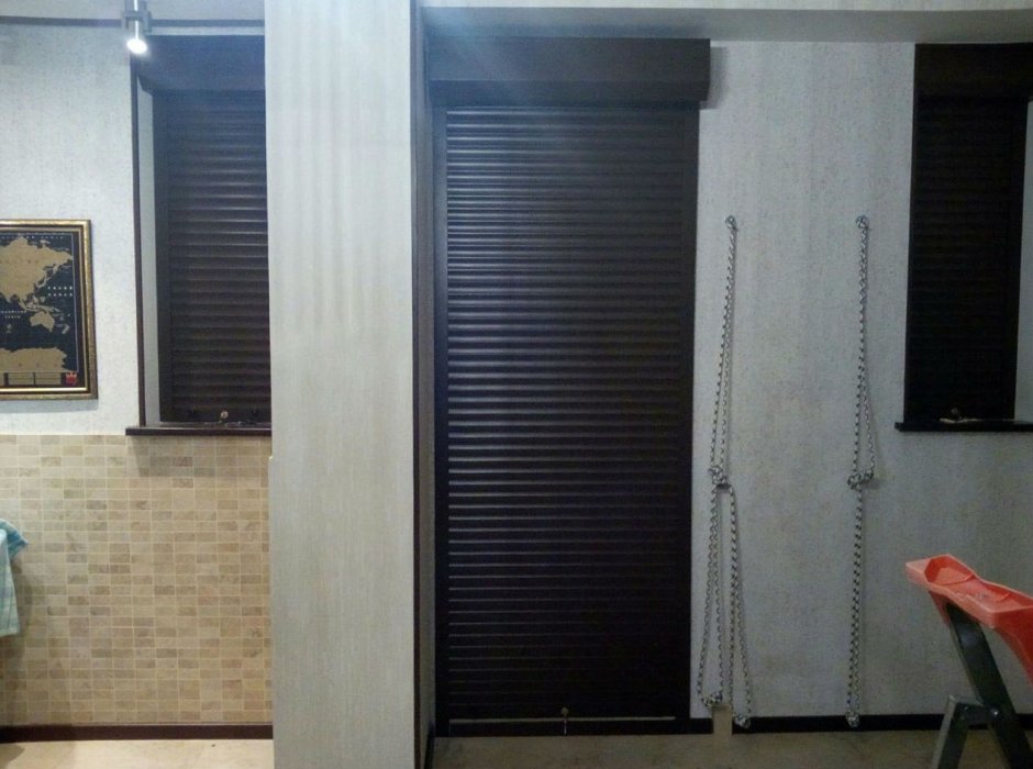 Шкаф на балкон с рольставнями