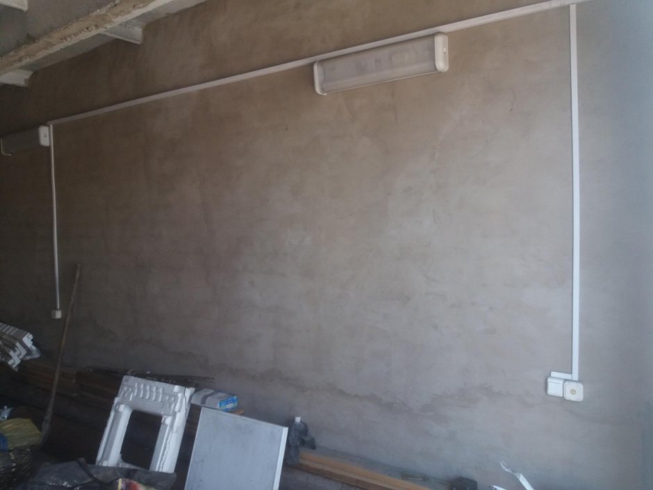 Оштукатуренные стены в гараже