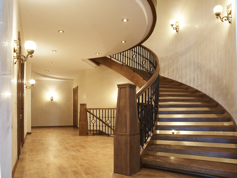 Потолок в холле с лестницей