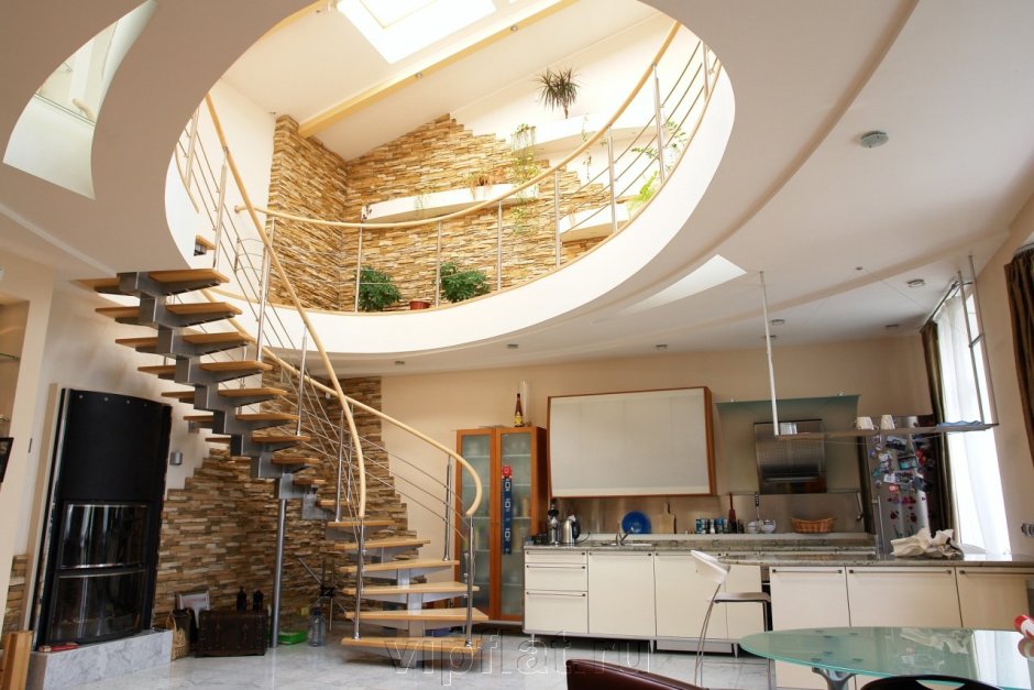 Винтовая лестница потолок