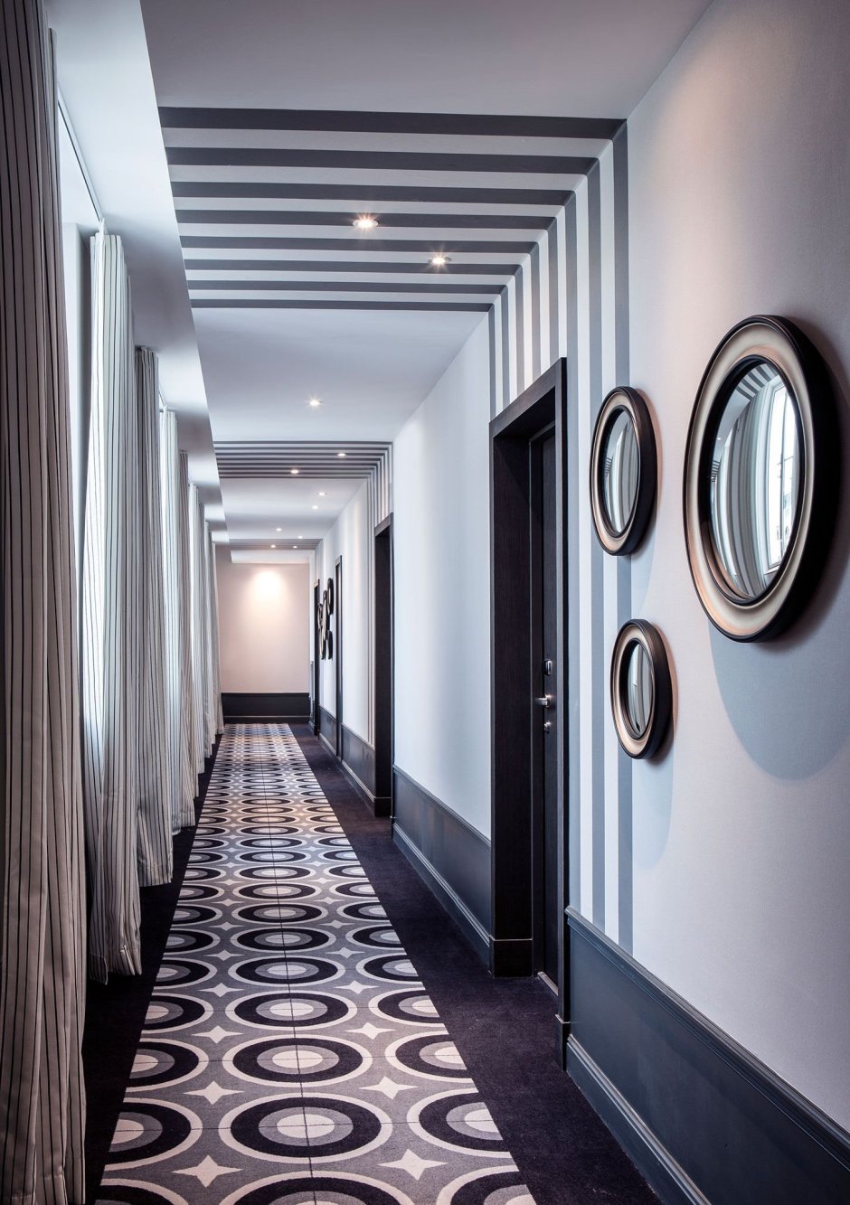 Темный потолок в коридоре