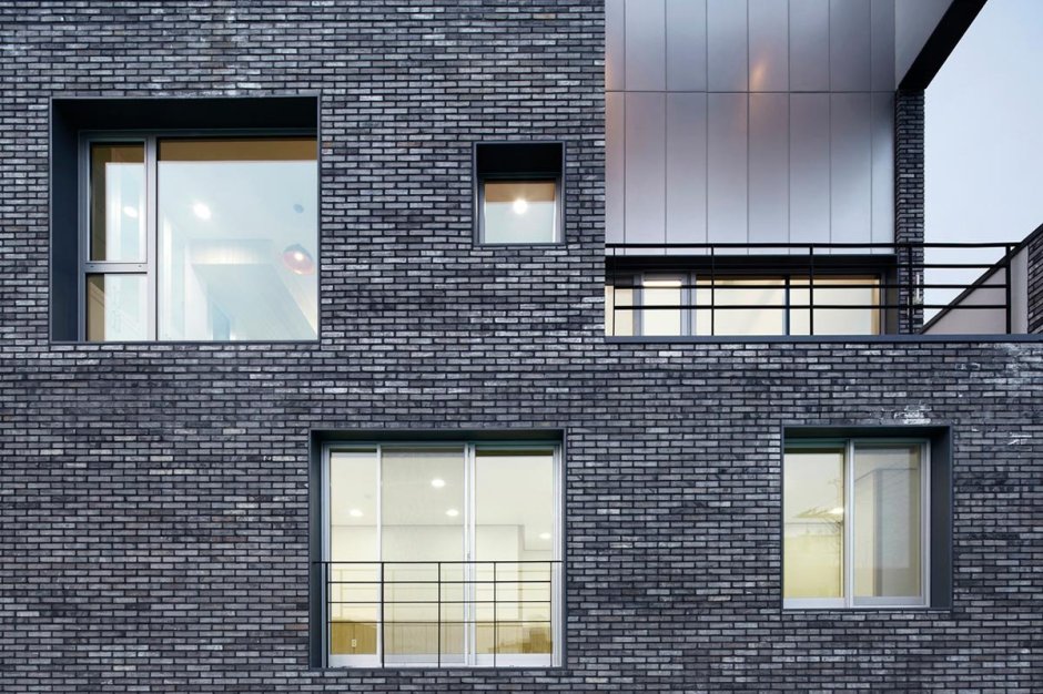 Черный кирпич фасад