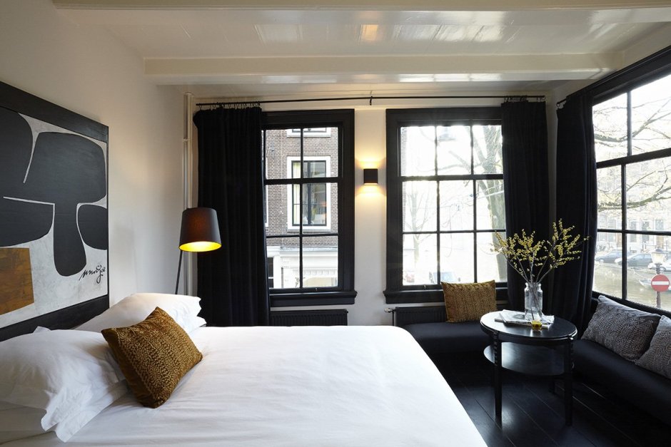 Темные оконные рамы в интерьере