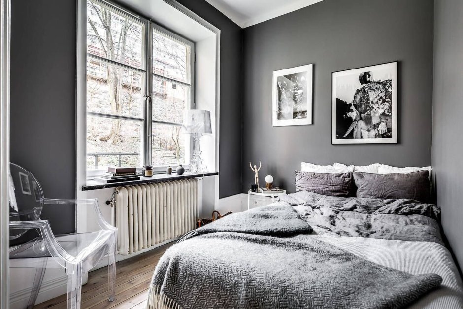 Небольшая спальня в серых тонах