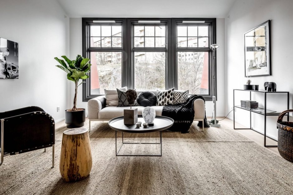 Темные окна в интерьере