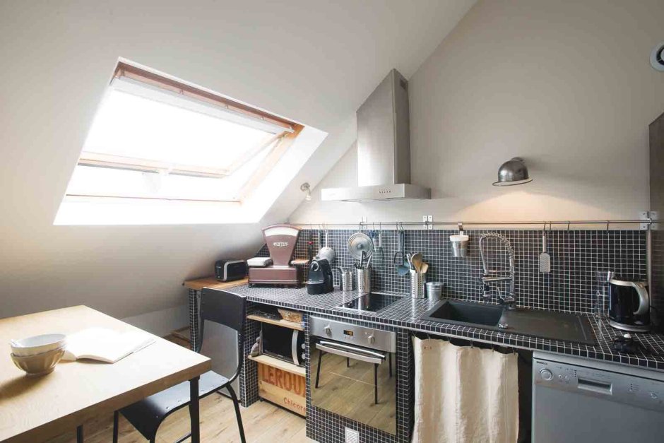 Мини кухня на мансарде