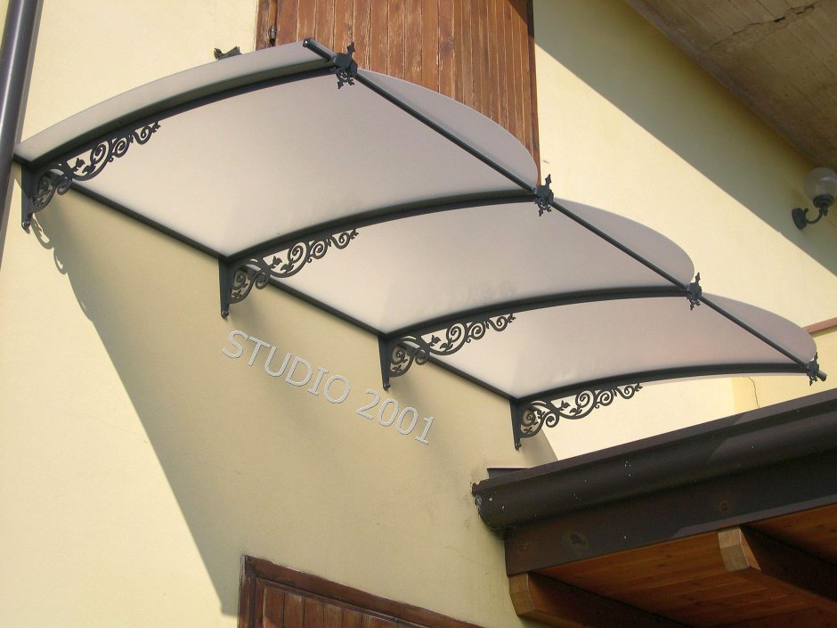 Козырек над входом