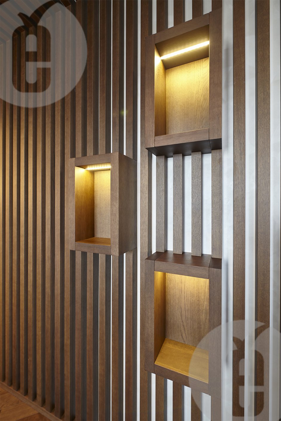 Ламинат на стене в спальне