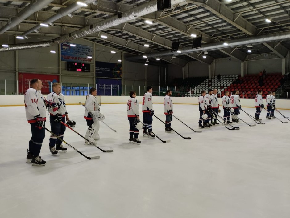 Леонид Брежнев в Ледовом Дворце на хоккее