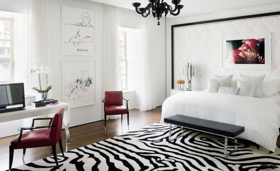 Комната с белыми обоями