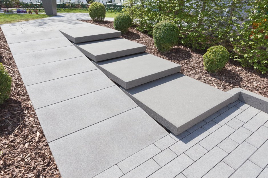 Бетонные плиты в ландшафте