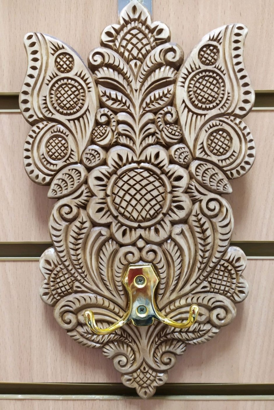 Резные полки из дерева