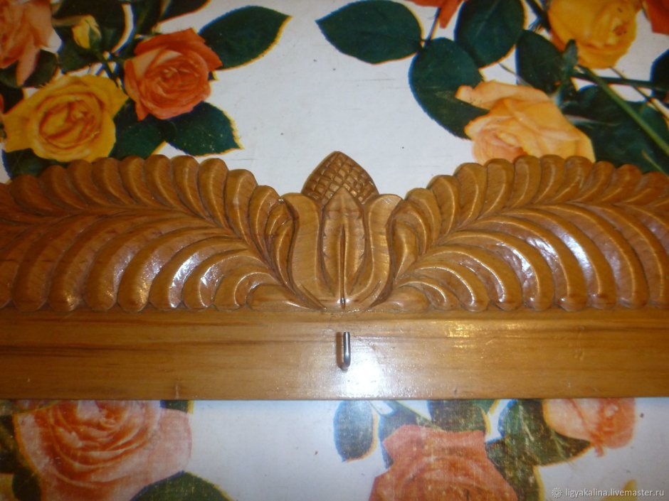 Резная полка из дерева