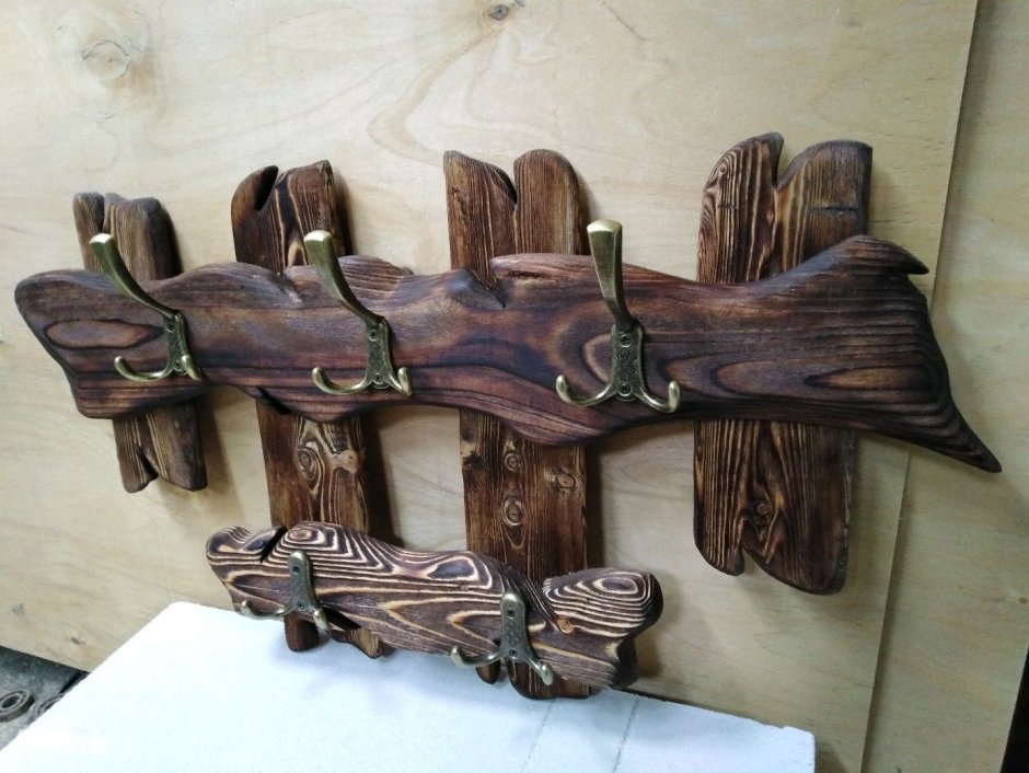 Вешалка настенная резная из дерева дубовые листья