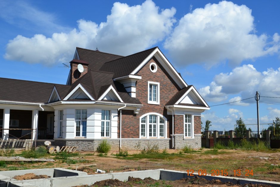 Дом коричневый с белым