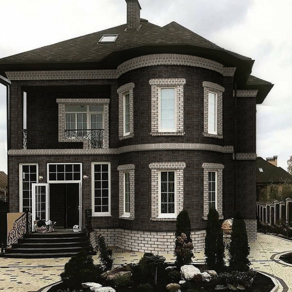 Фасад дома из коричневого кирпича