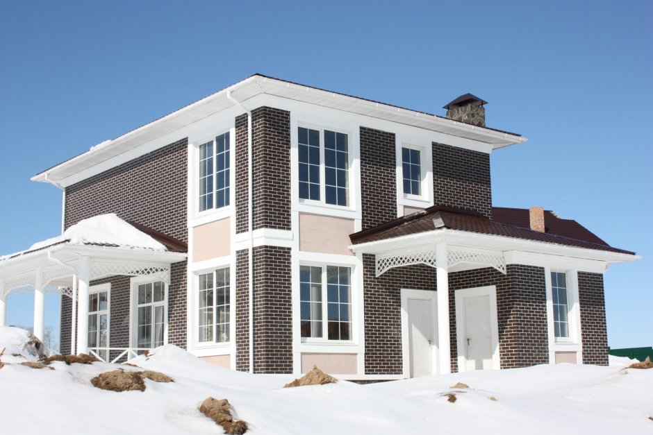 Кирпичный дом с белыми окнами