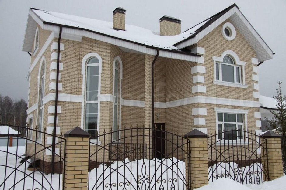 Желтый кирпич белые окна