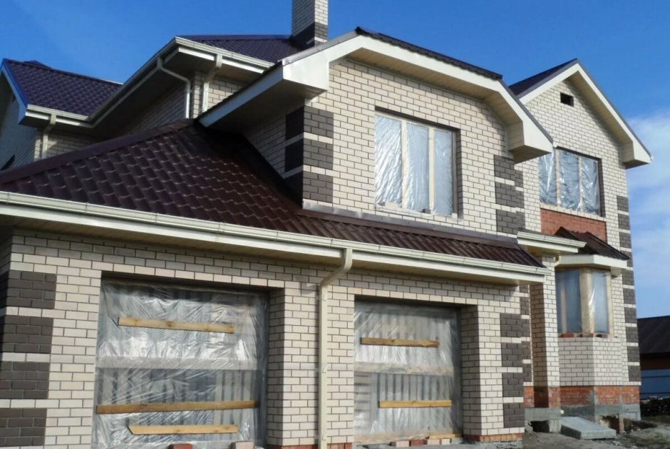 Дом из светлого кирпича