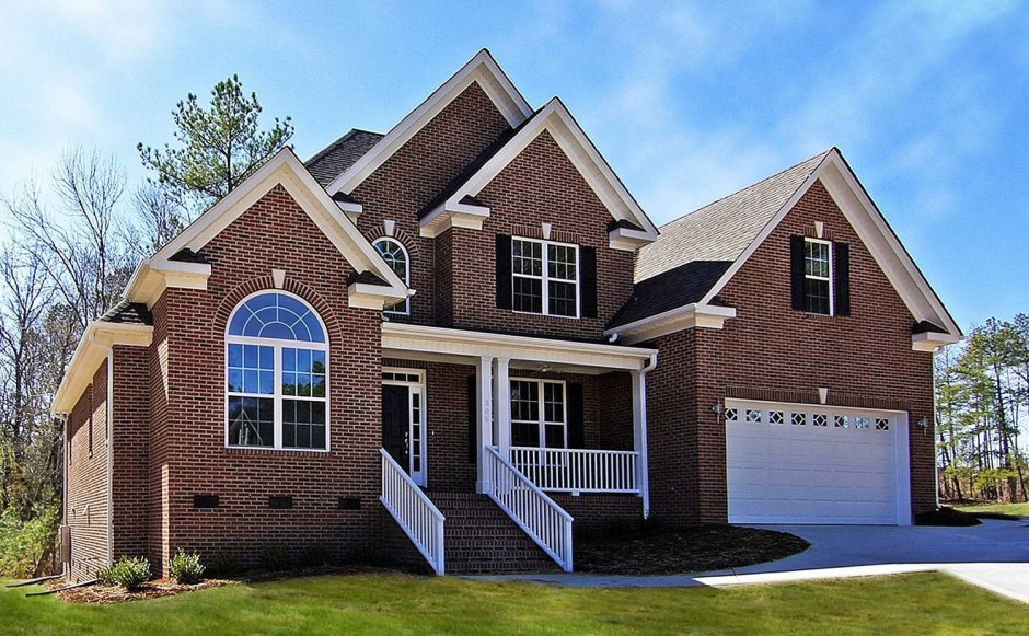 Дом из коричневого кирпича