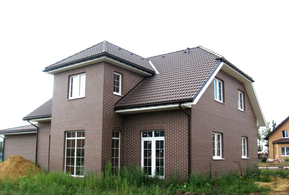 Дом из коричневого кирпича