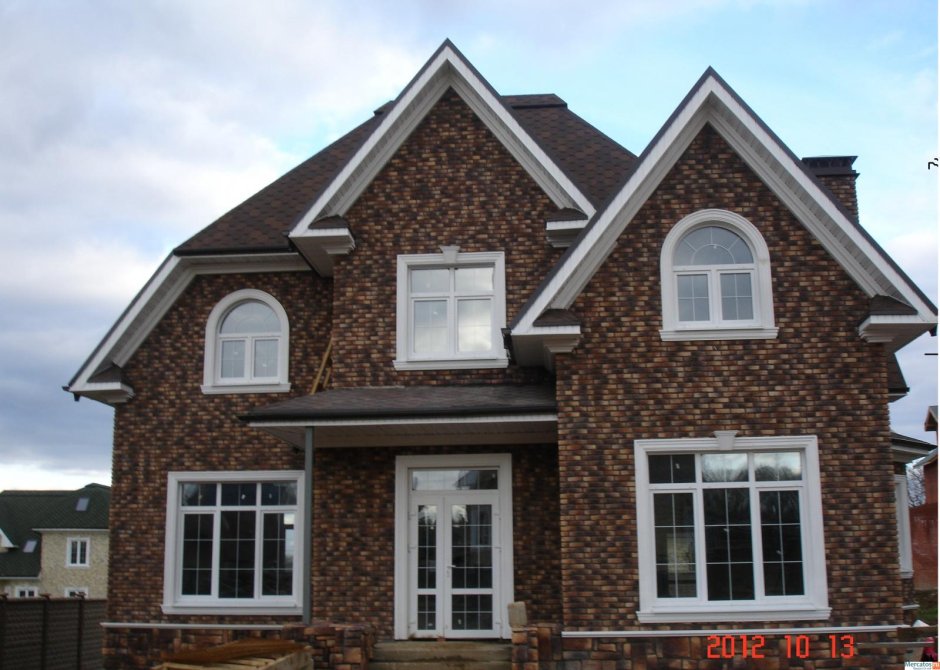 Кирпичный дом с белыми окнами