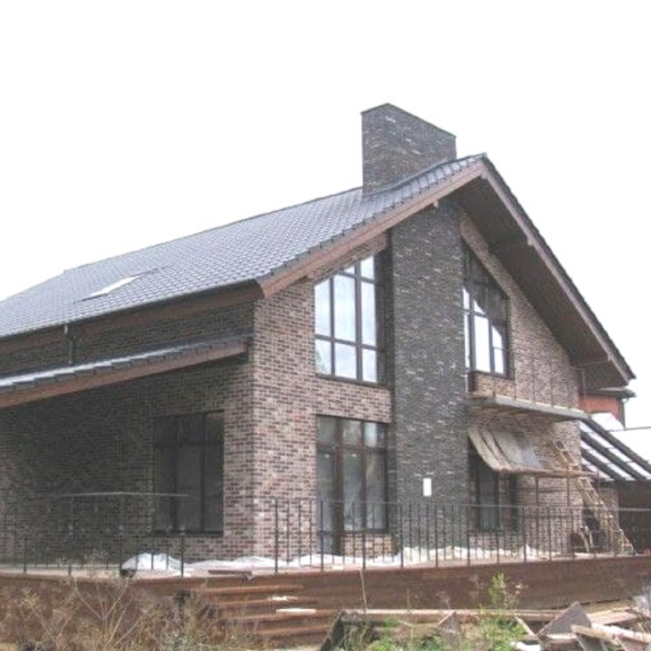 Дом из темного кирпича