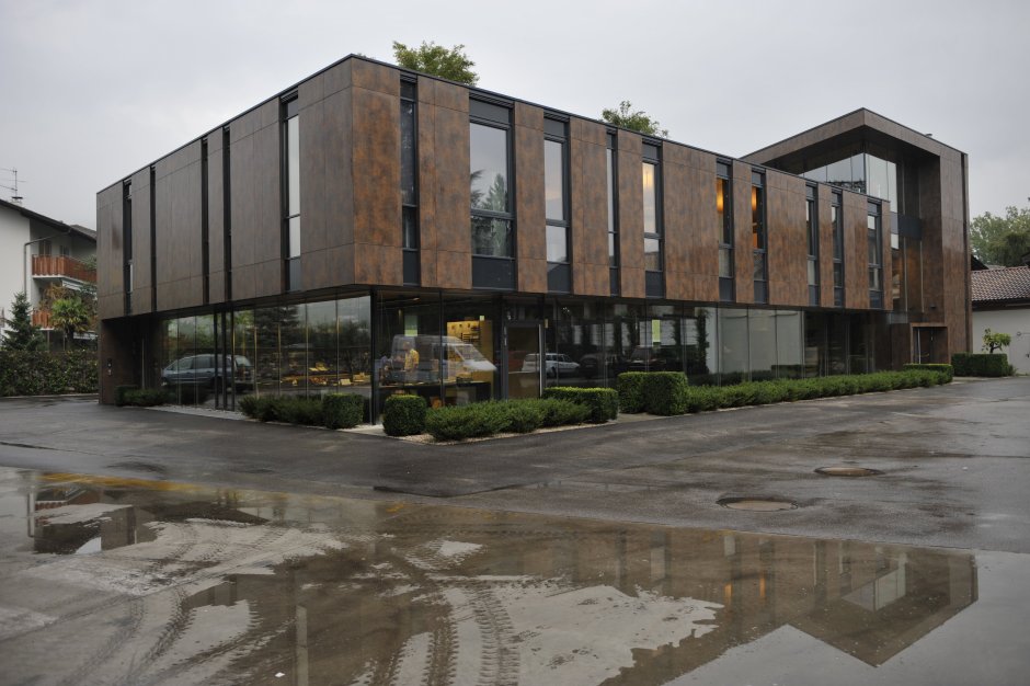 Фасад общественного здания в эко стиле