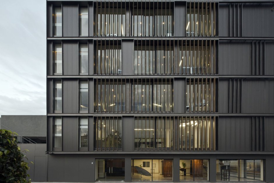 Окна офисного здания