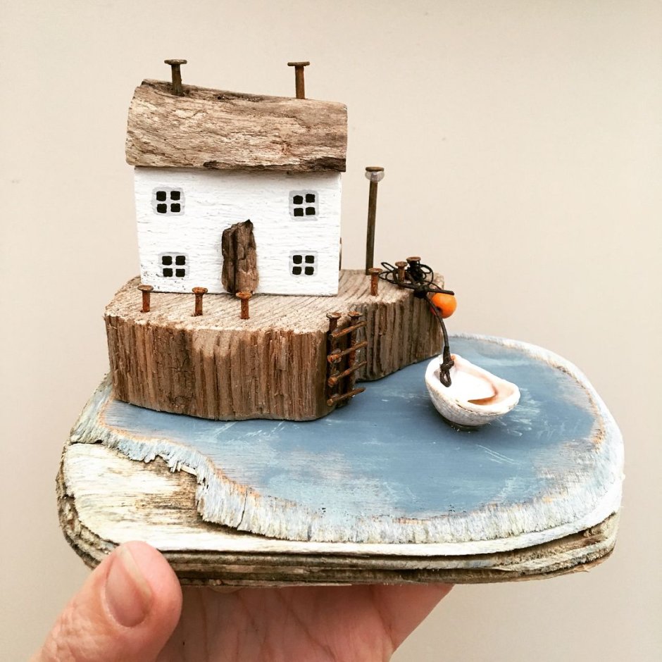 Домики из деревяшек из моря