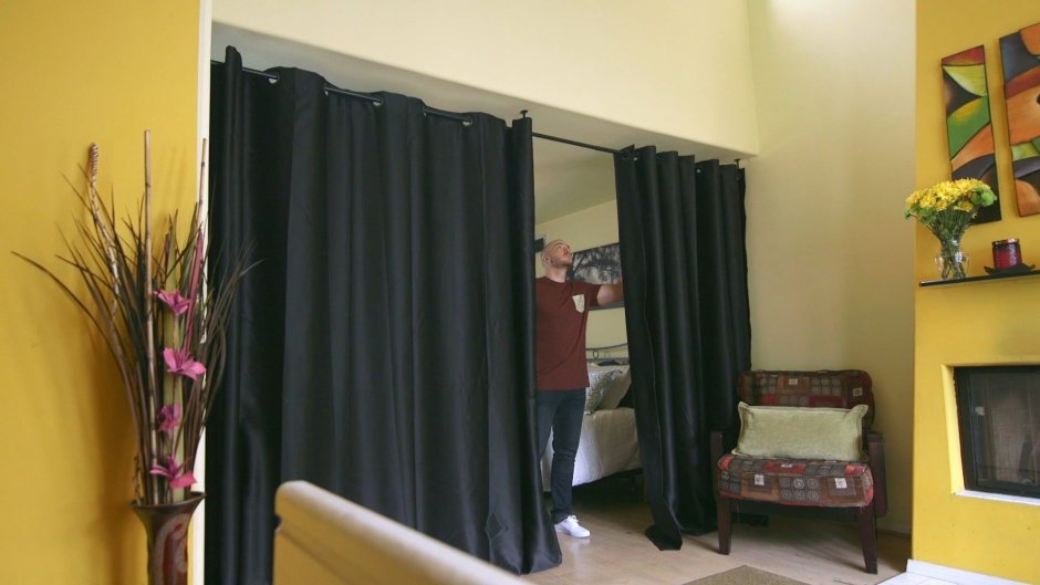 Зонирование комнаты шторами