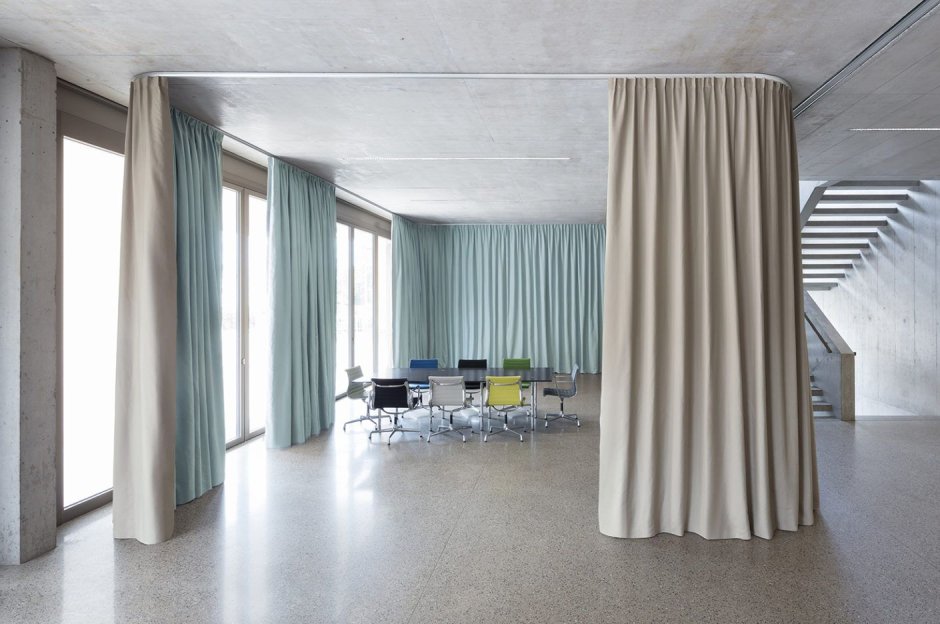 Зонирование пространства шторами