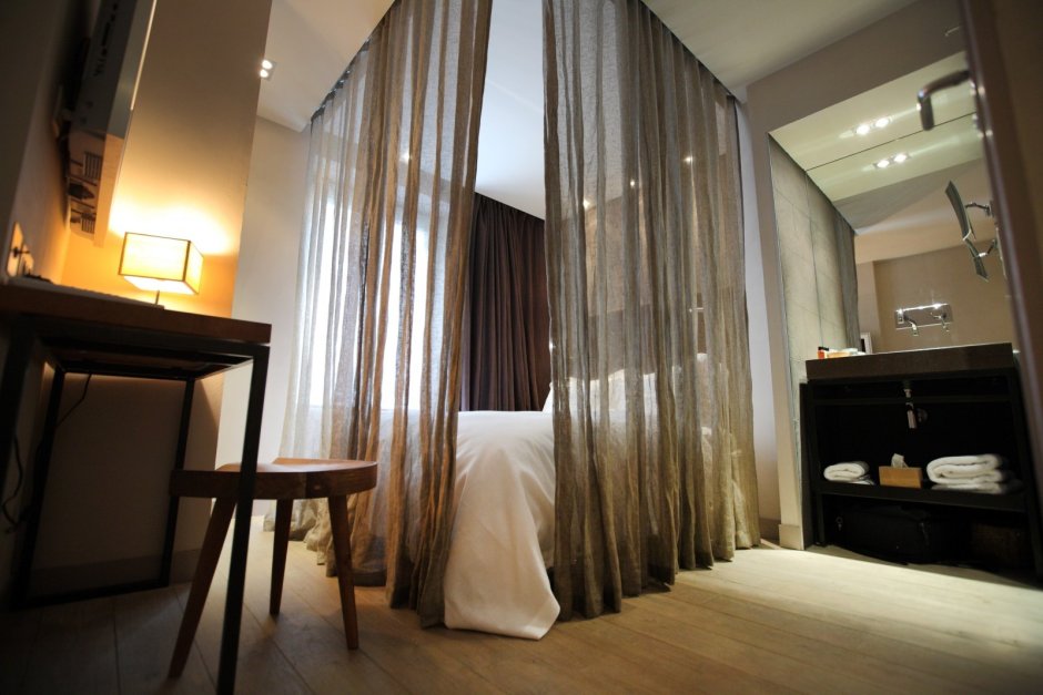 Кровать за шторой в гостиной